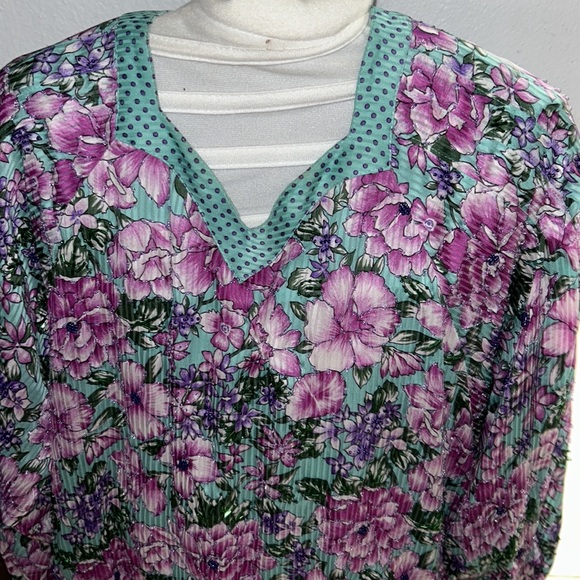 Floral Blouse with ties on the side - Picture 2 of 8